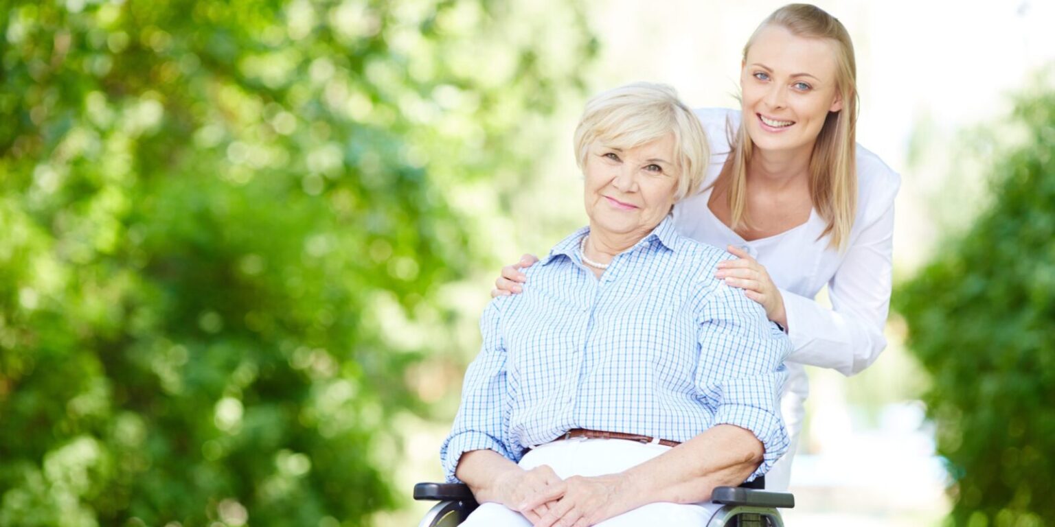 Partage de bien-être et de plénitude durant une promenade en hébergement part-ages pour personnes âgées