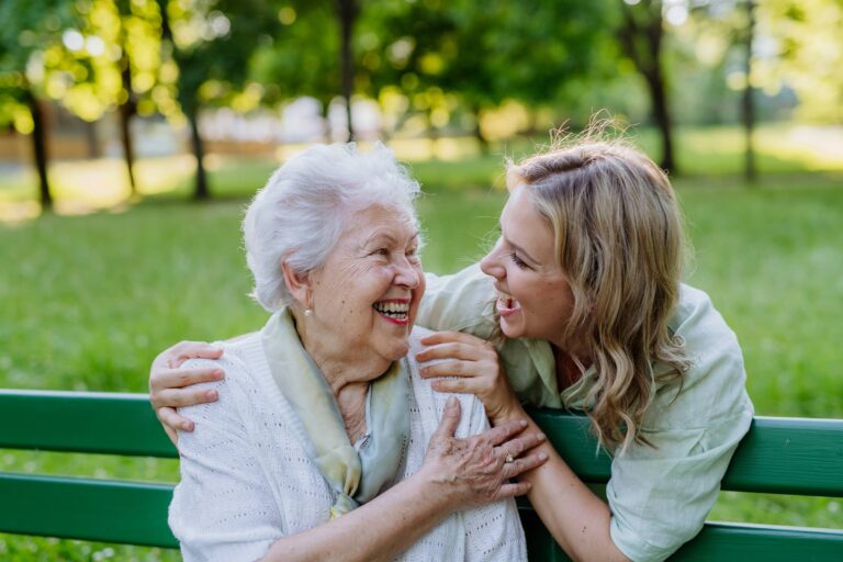 Etre attentif à ce que tout se passe bien pour la personne accueillie est essentiel en hébergement pour personnes âgées.