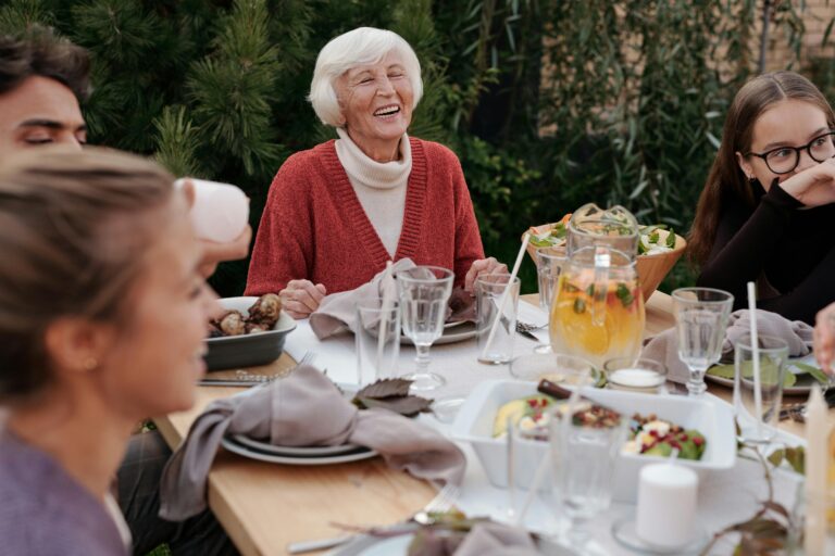 Partage des repas en famille en hébergement familial pour personnes âgées.
