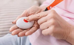 L'utilisation des systèmes de téléassistance peut aussi être utilisé en hébergement pour personnes âgées avec part-ages.